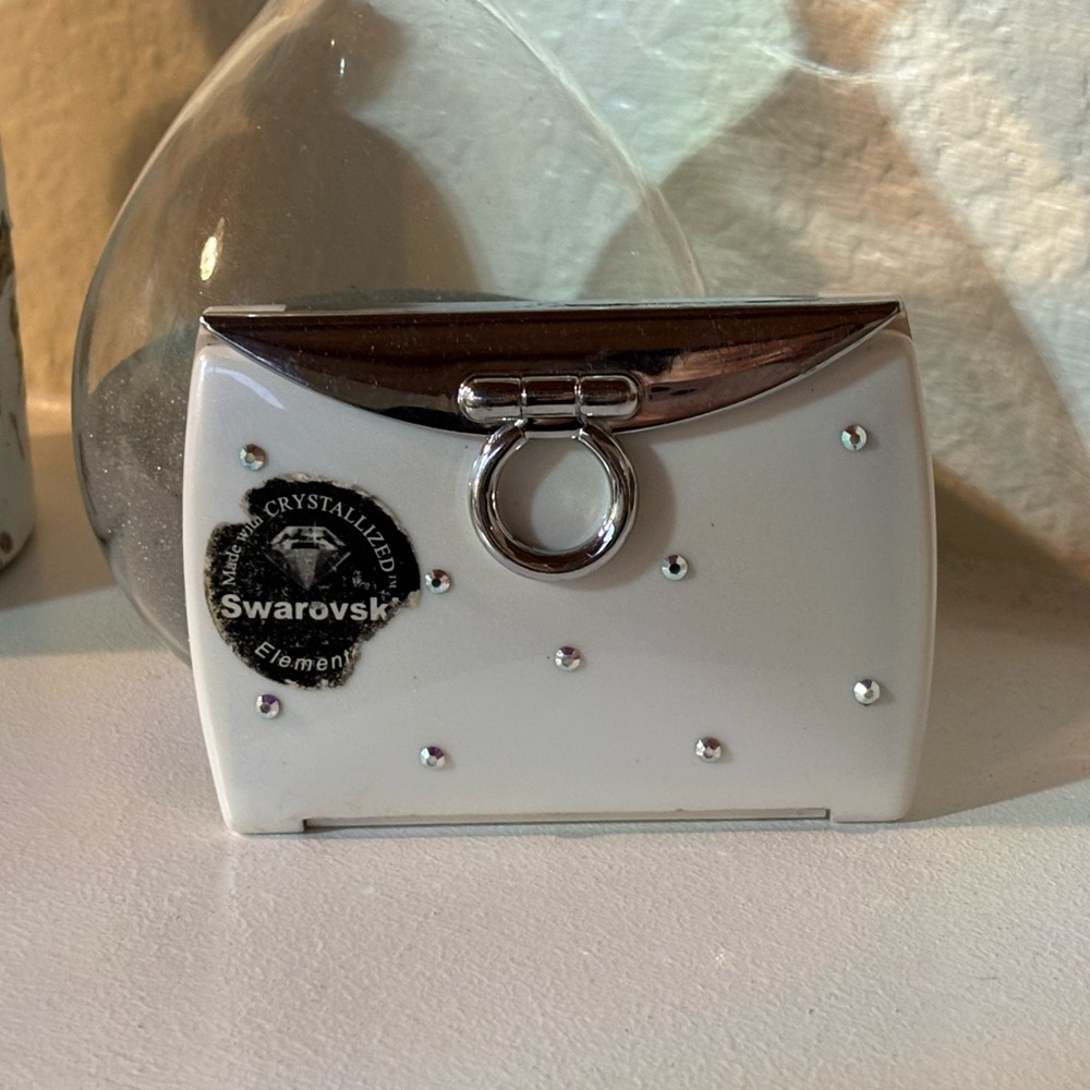 💎💎RARE… Swarovski Crystal-Embellished White and Gold Vintage Compact Mirror💎💎 - Picture 2 of 11